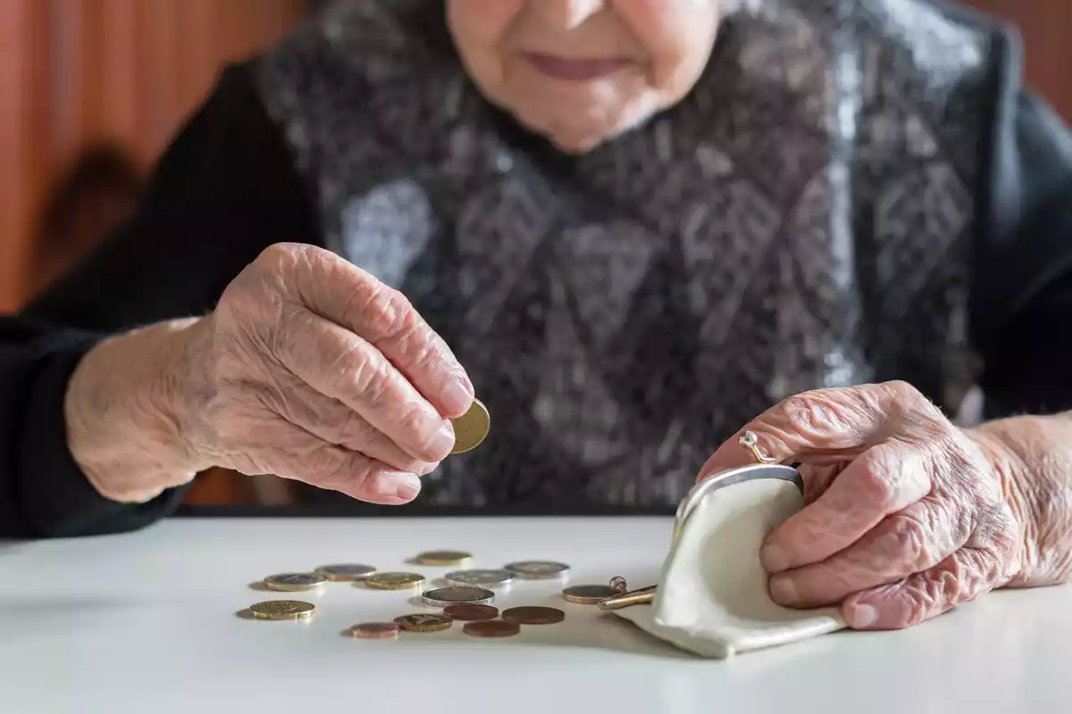 Una anciana contando monedas.