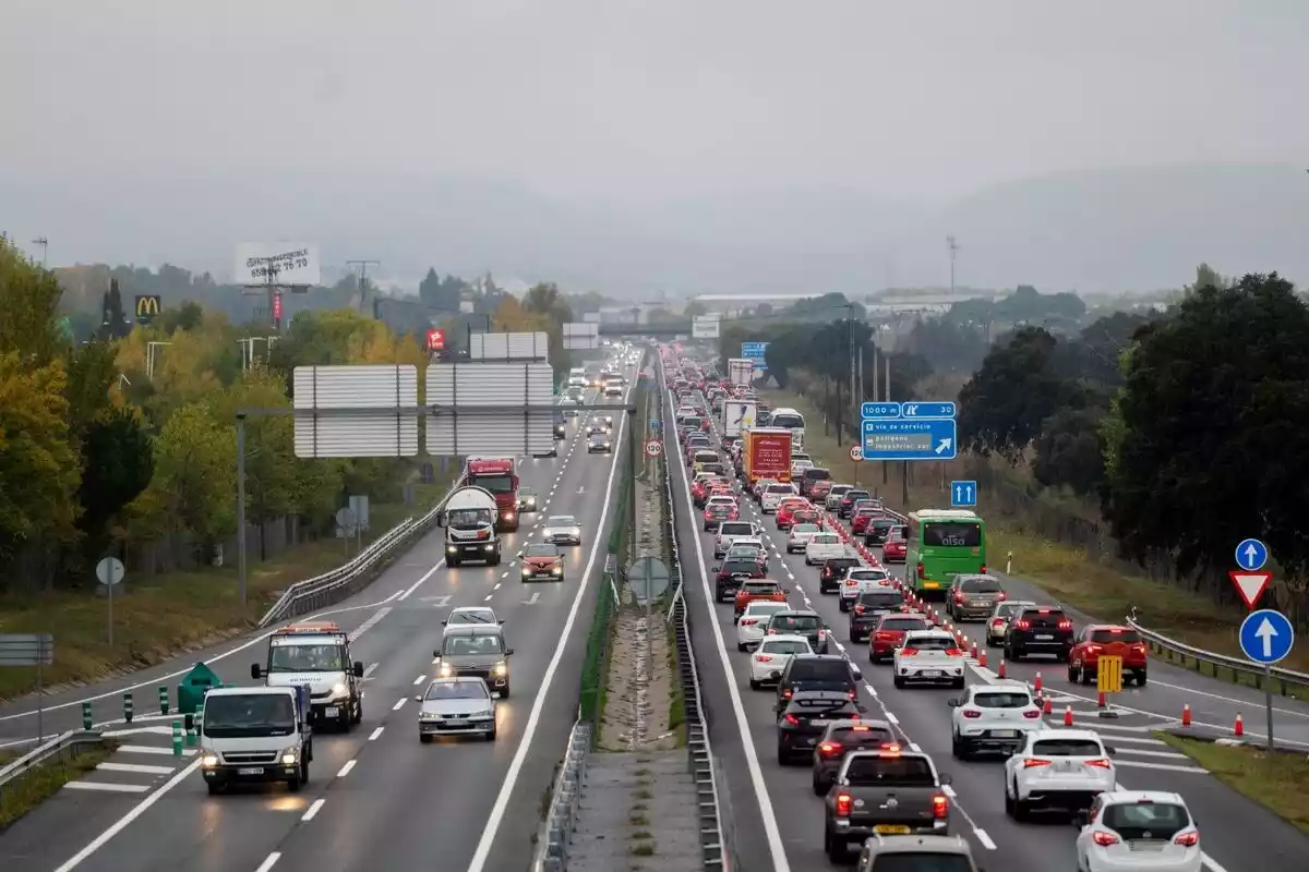 Retención de coches en una carretera de España