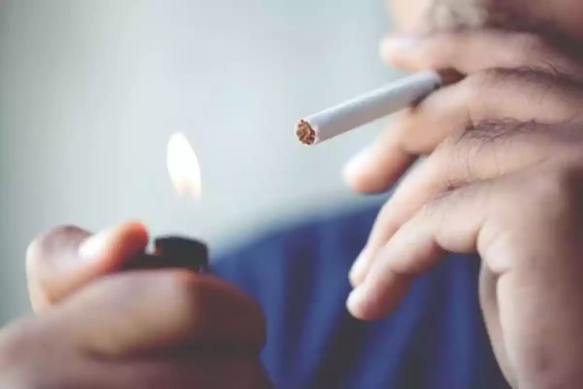 Plano de detalle de persona encendiendo un cigarro