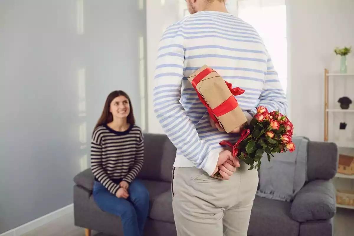 hombre dando un regalo de san valentin a una mujer
