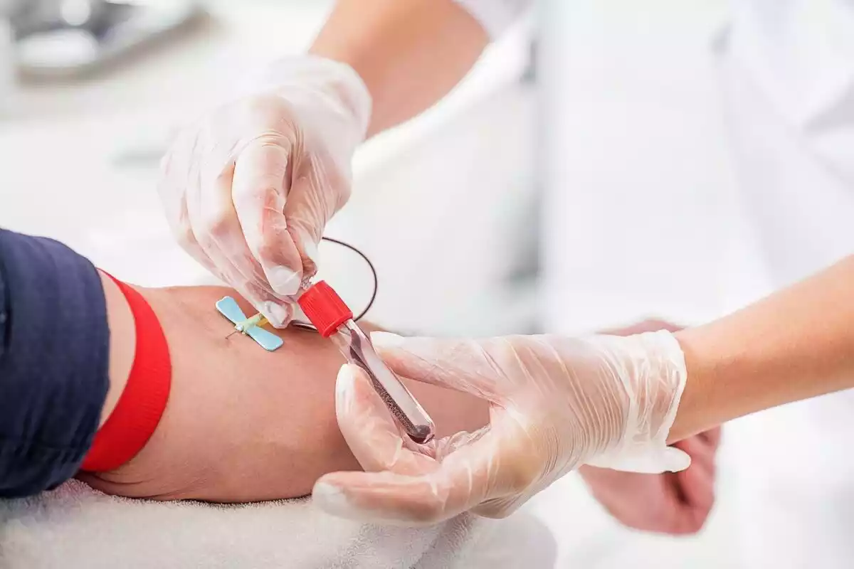 Sanitario extrayendo sangre de un brazo