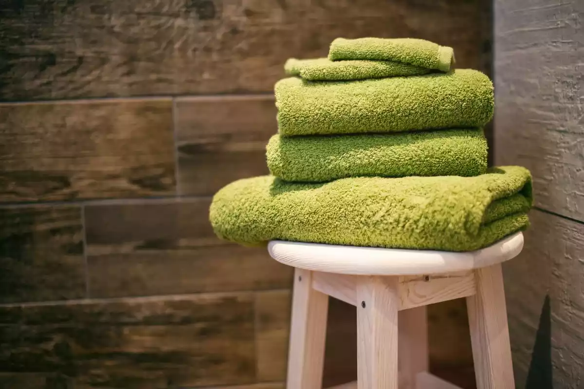 Imagen de unas toallas puestas una encima de la otra