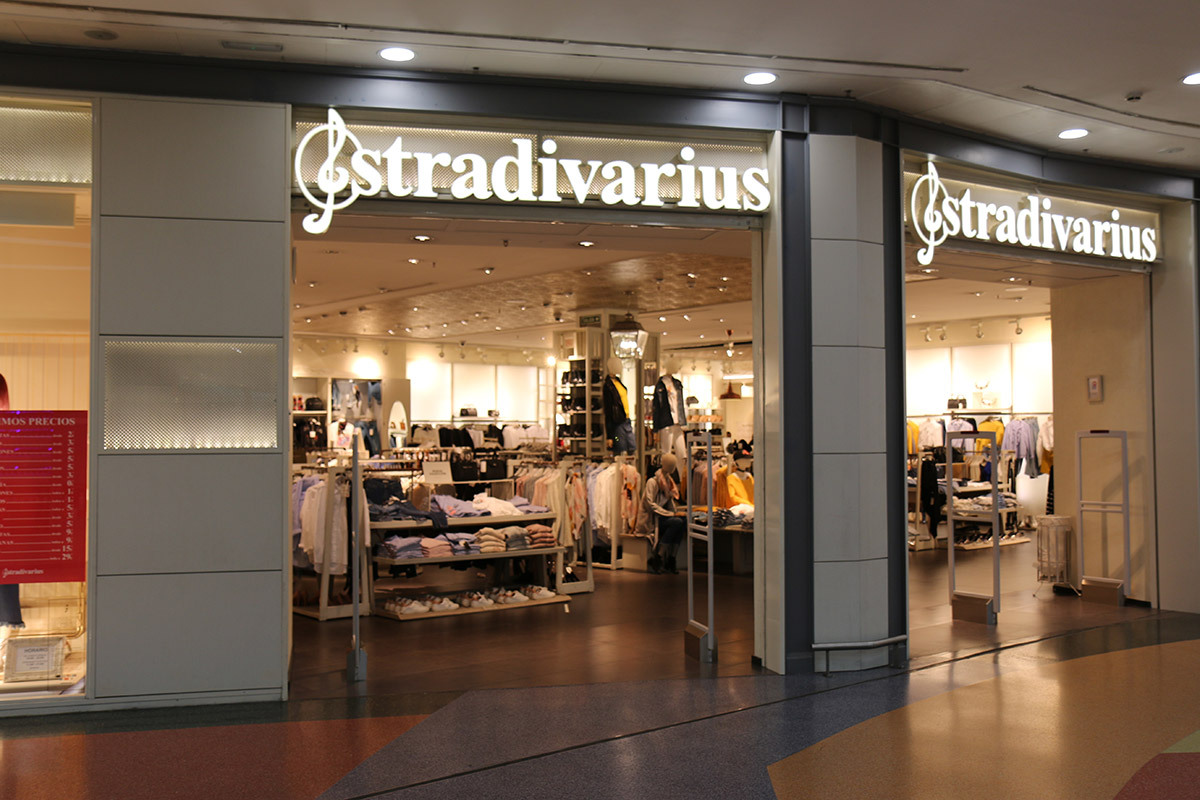 Stradivarius y la revolución del cuello desmontable para vestidos