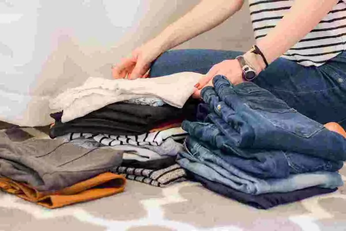 Mujer ordenando ropa