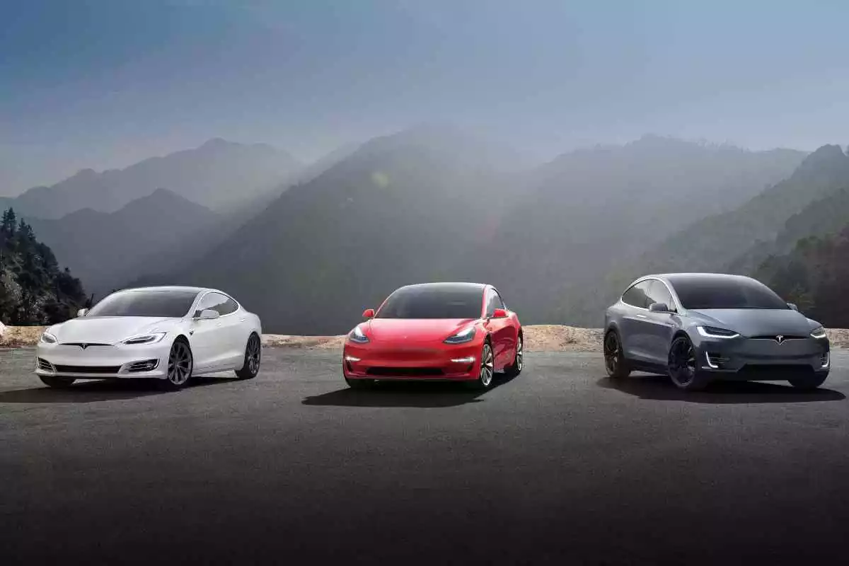 Fotografía de diferentes modelos de coche Tesla