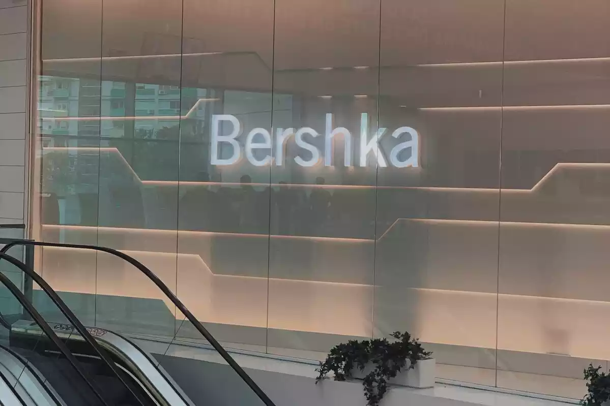 Cartel luminoso de una tienda Bershka