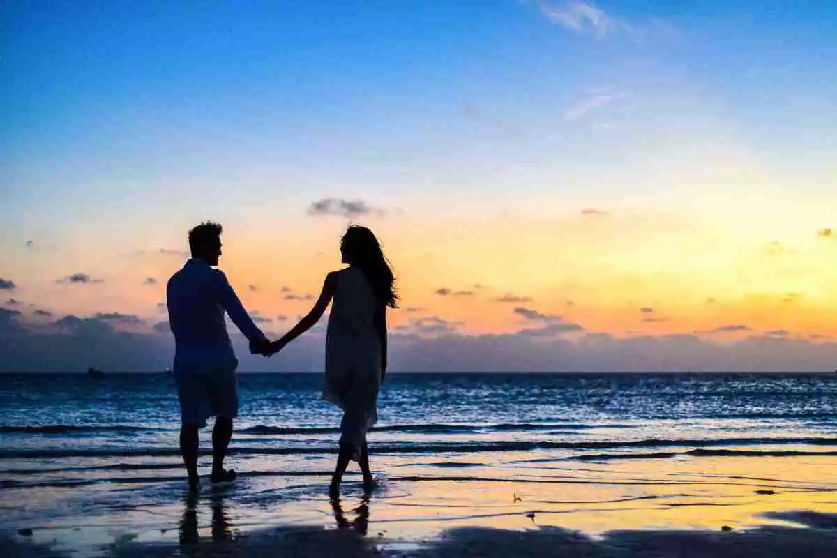 Imagen de una pareja de la mano en una playa