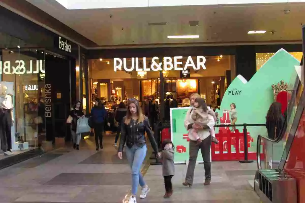 Dos chicas saliendo de una tienda Pull&Bear