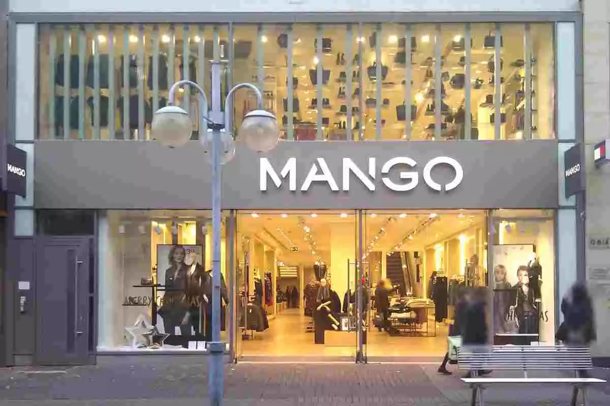 Entrada principal de una tienda Mango