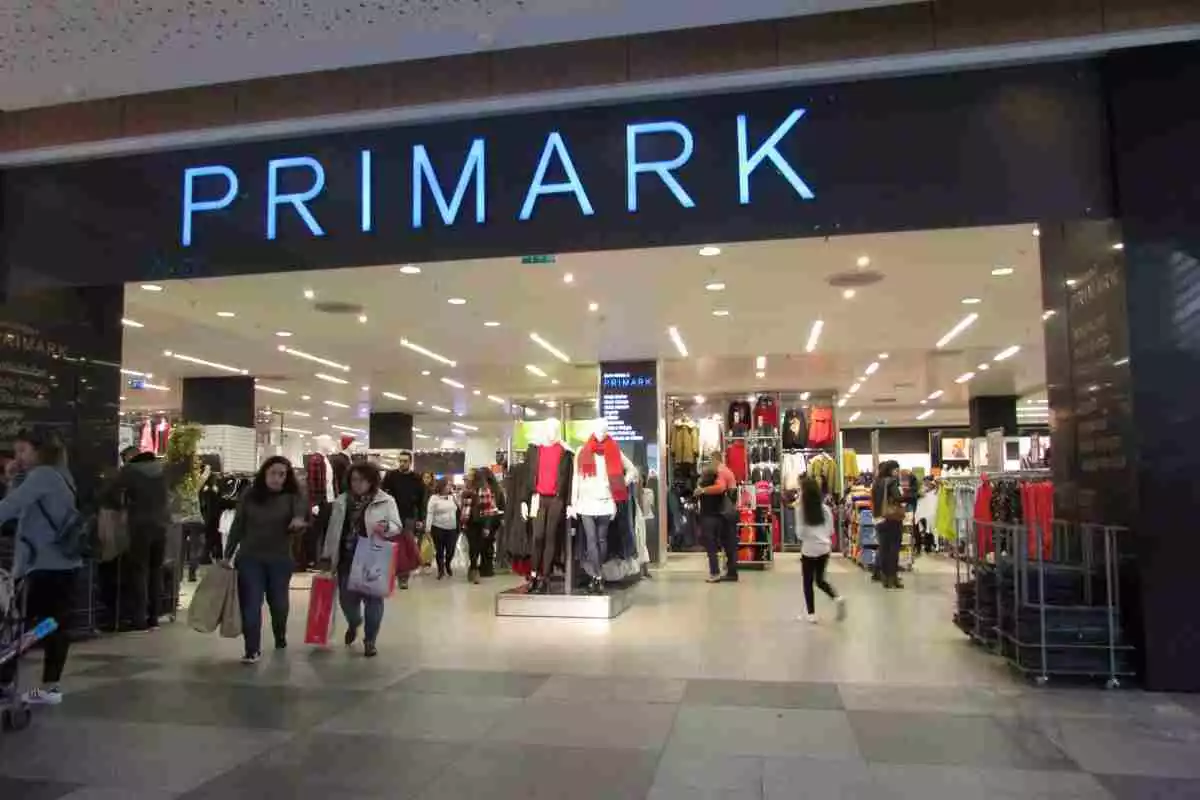 Entrada principal de una tienda Primark