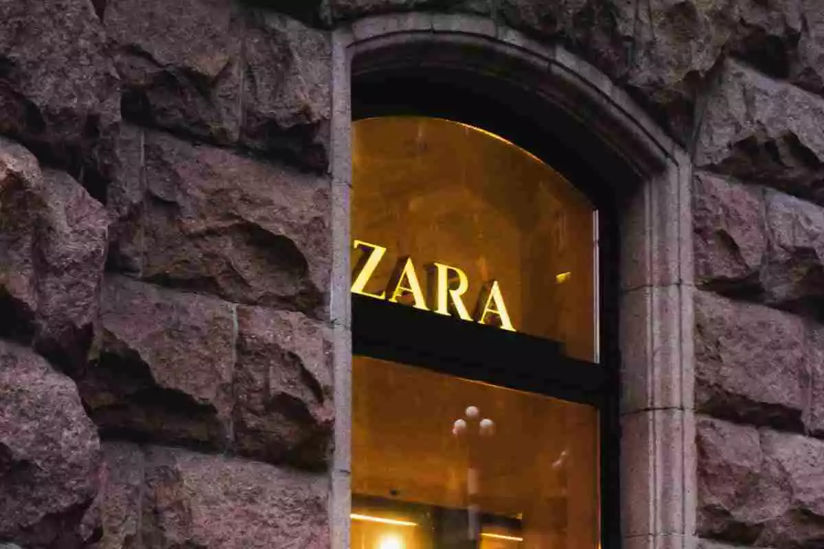 Logotipo de Zara en una ventada de la tienda