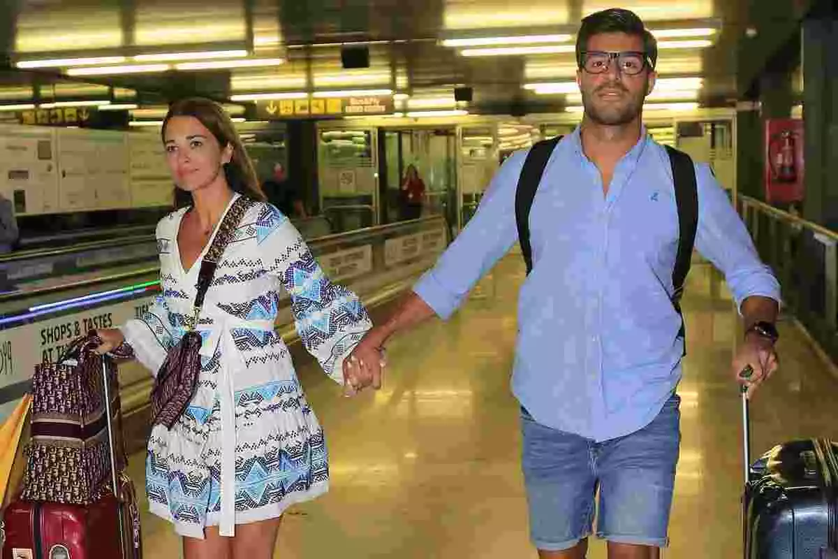 Paula Echevarría y Miguel Torres junto de la mano en el aeropuerto
