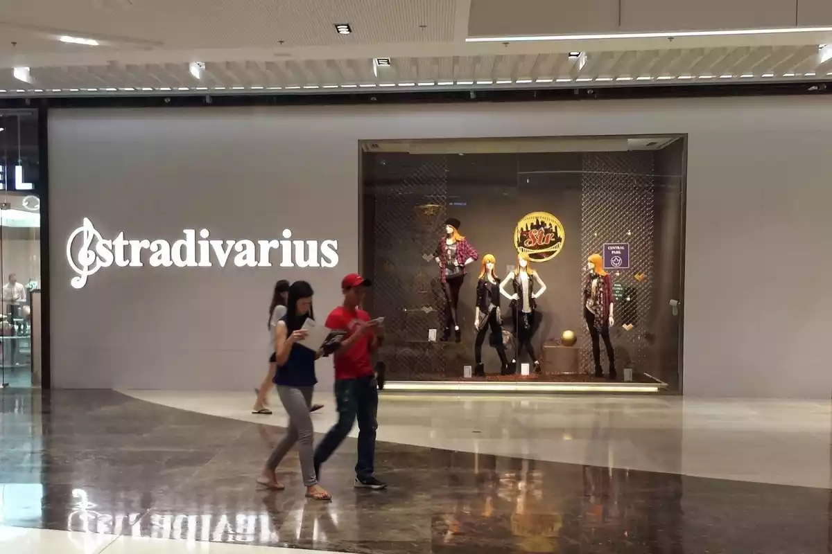 Personas paseando delante del escaparate de Stradivarius