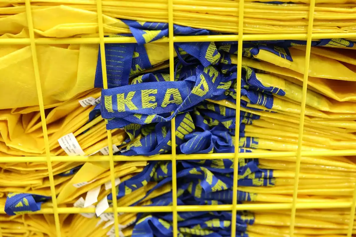 Primer plano de las típicas bolsas amarillas de Ikea