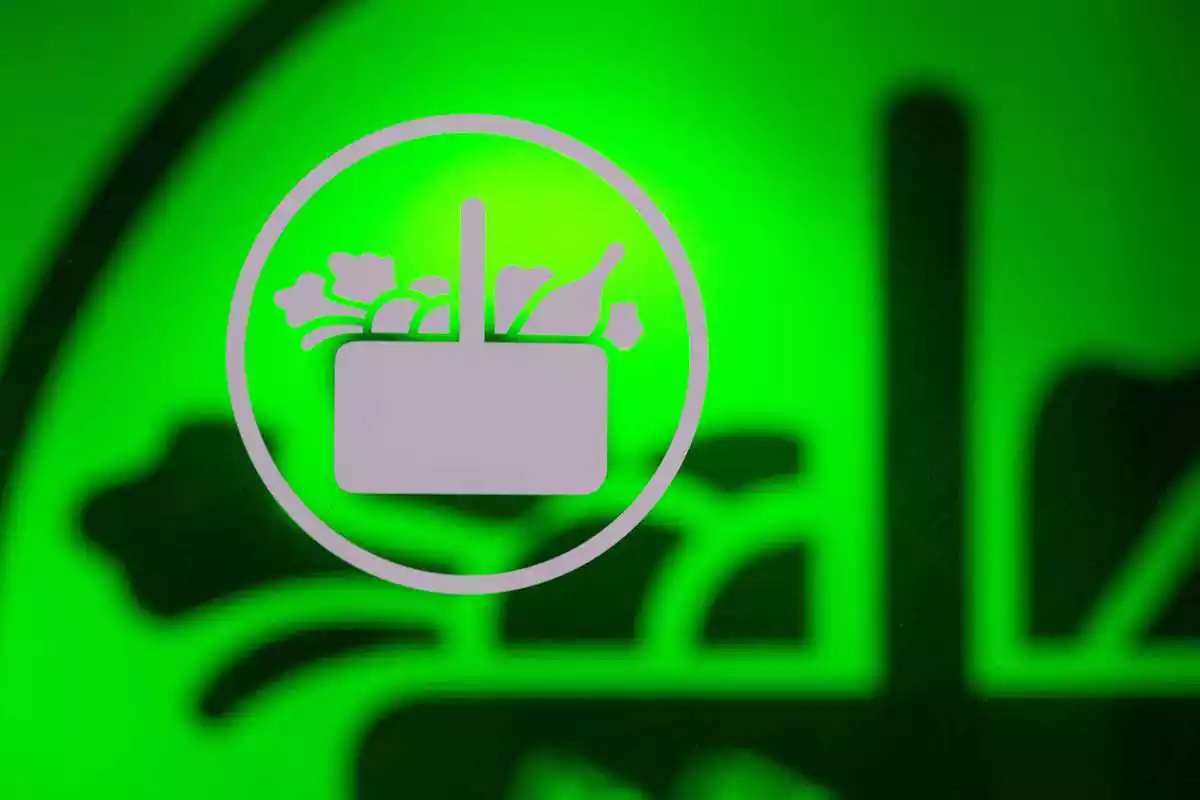 Primer plano del logotipo de Mercadona sobre cristal con un fondo verde