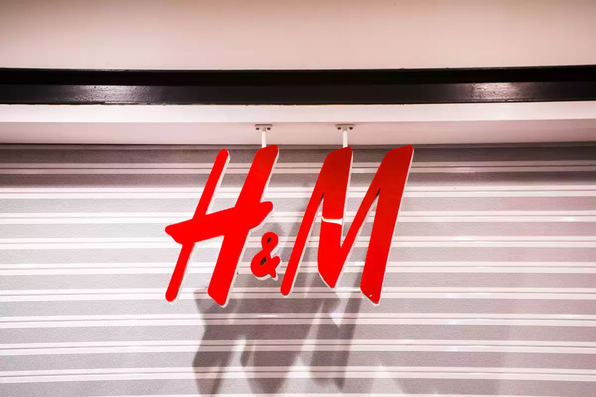 Detalle del logotipo de H&M