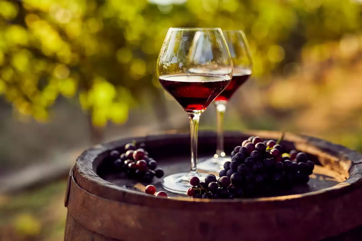 Imagen de archivo de dos copas de vino encima de un tonel