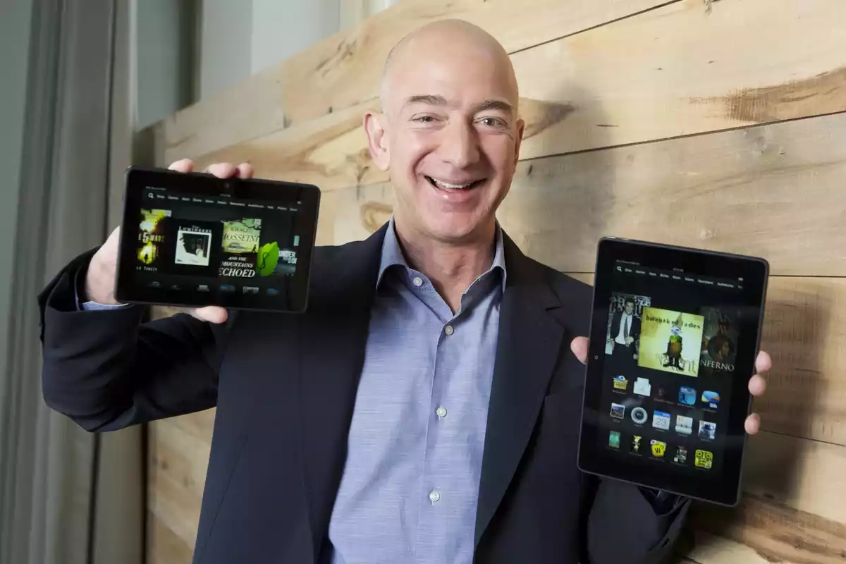 Jeff Bezos sujetando unos dispositivos de Amazon