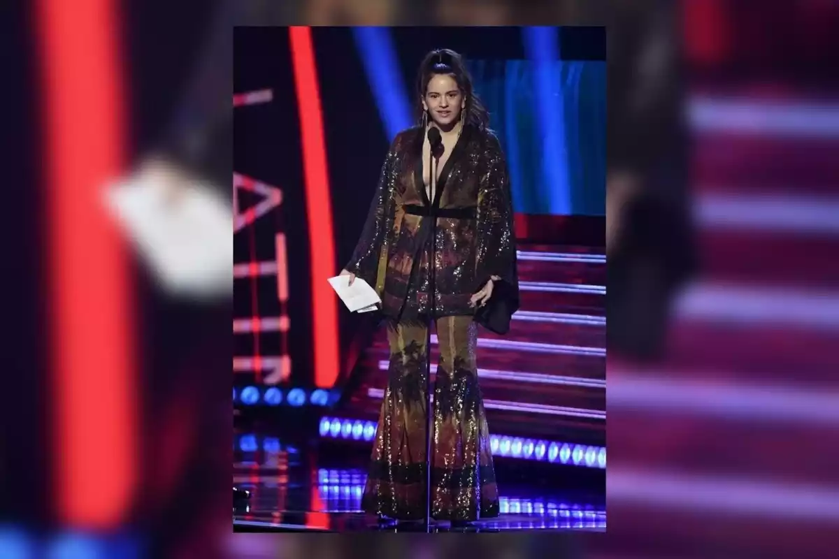 Rosalía recoge su premio mejor fusión/interpretación urbana en los Grammy Latinos 2018