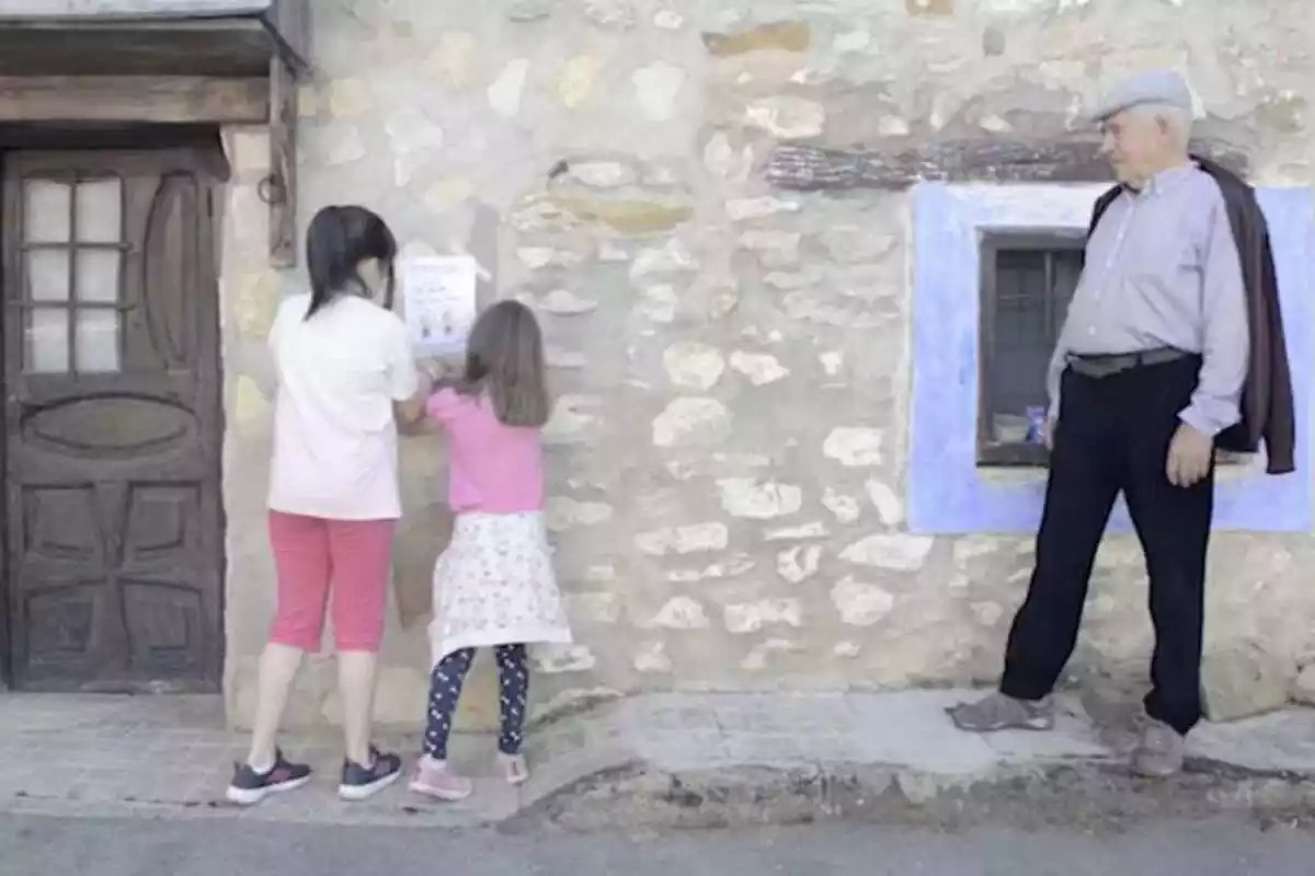 Vecinos de Griegos en el vídeo en que ofrecen casa y trabajo