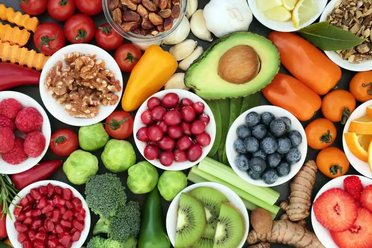 Gran variedad de frutas y verduras: nueces, tomates, arándanos, aguacates, kiwis y más