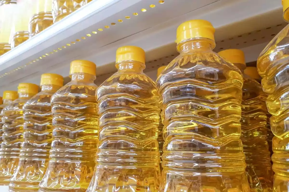 Botellas de aceite de girasol amarillas en los estantes de un supermercado