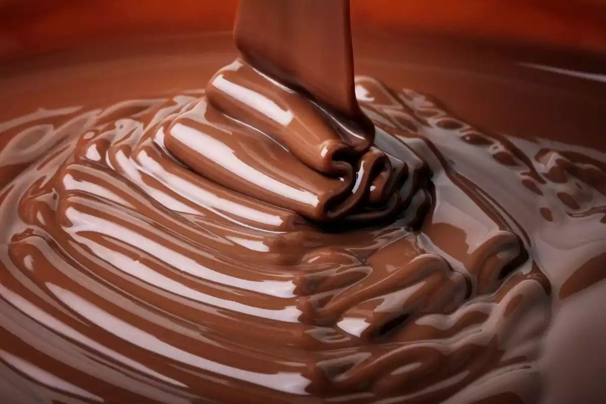 Chocolate líquido acabado de salir del horno y colocado en un recipiente
