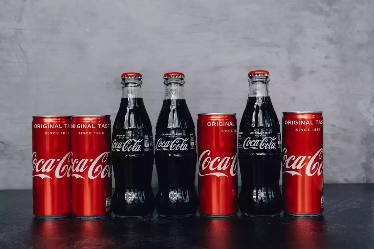 Foto de latas y botellas de CocaCola