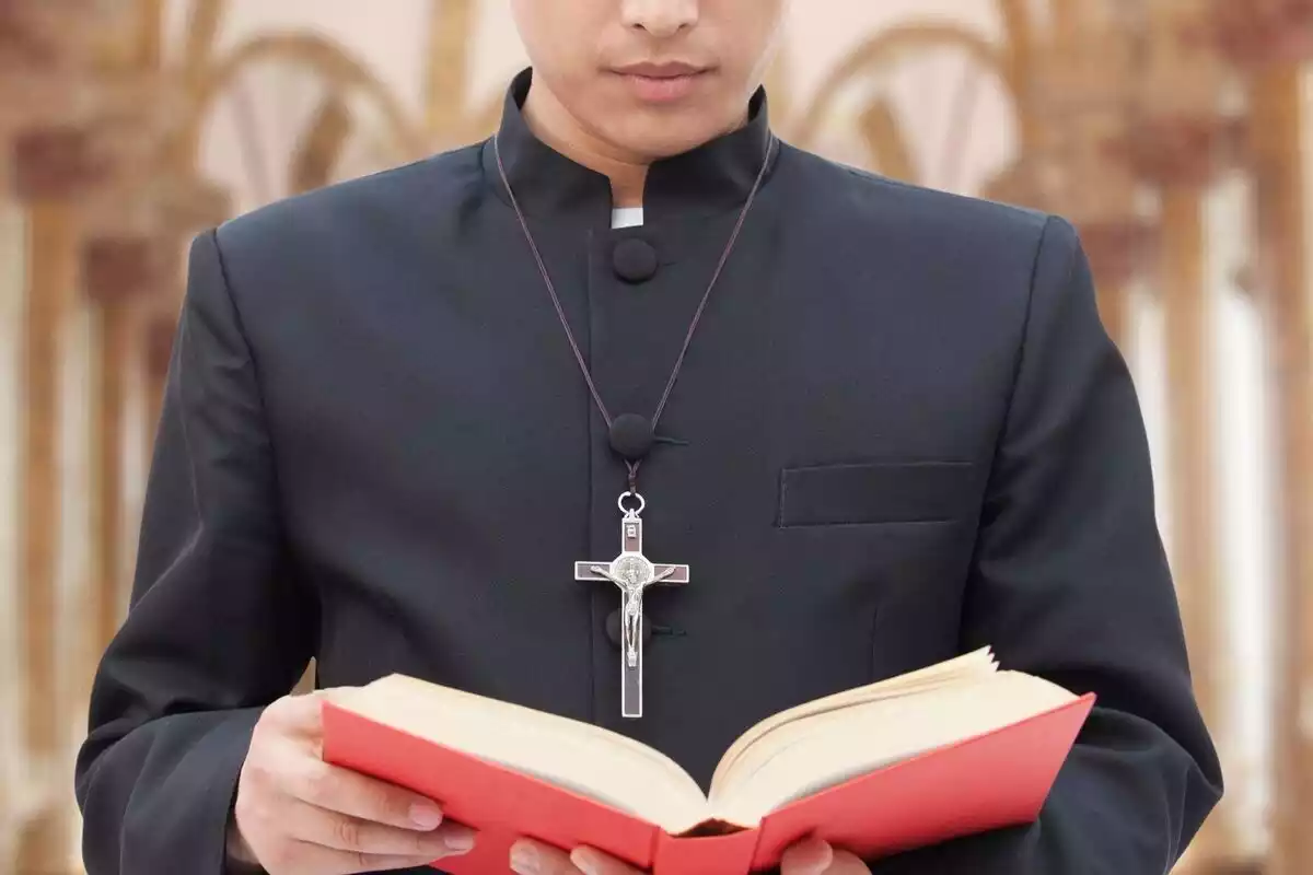 Foto de un párroco leyendo La Bíblia en una iglesia