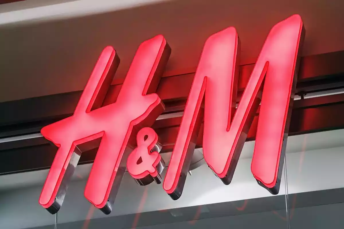 Logo iluminado en rojo de una tienda de H&M