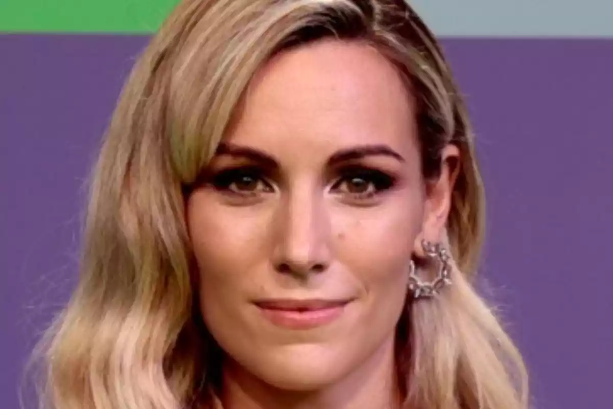 Primer plano de Edurne con rostro serio