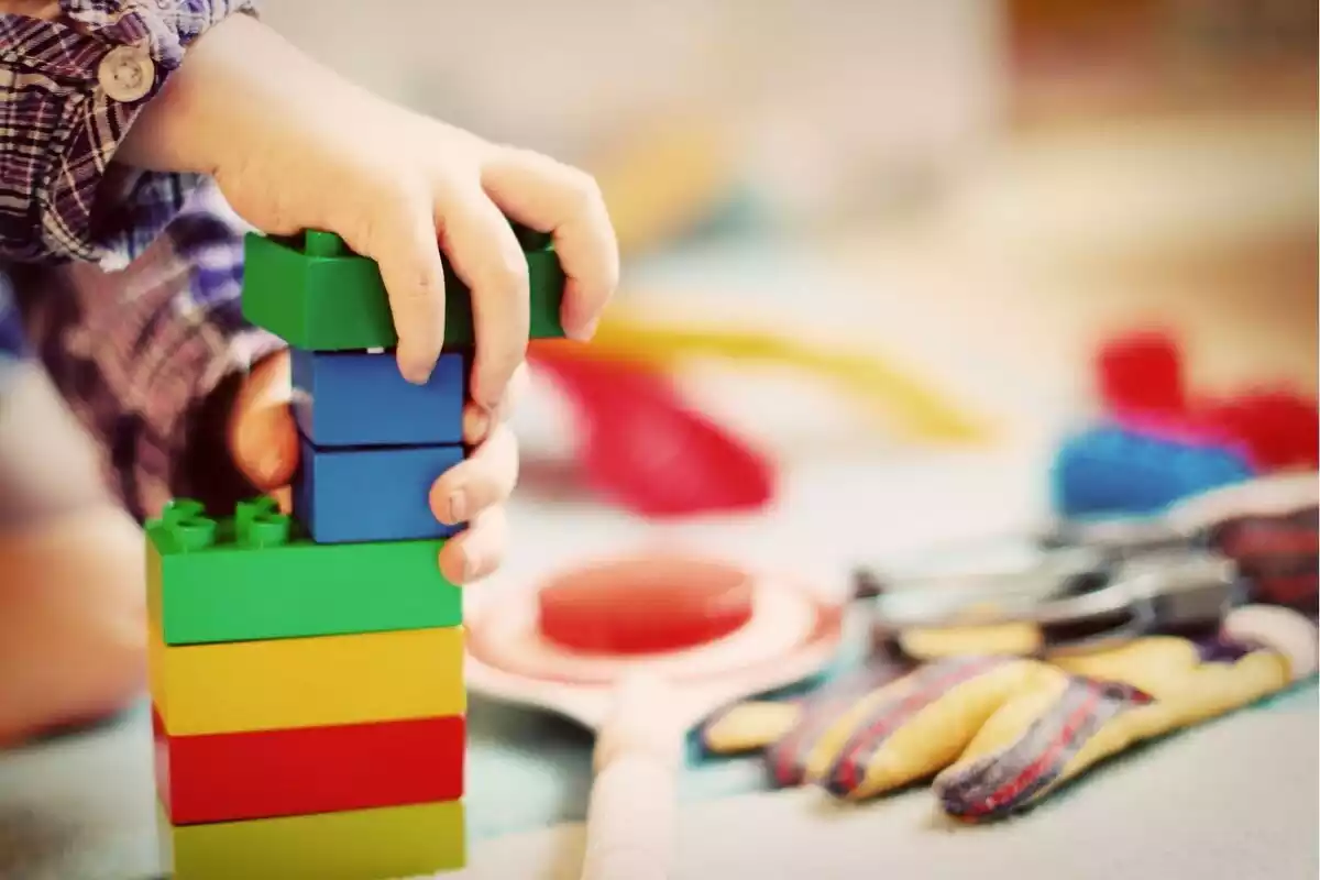 Imagen de un niño jugando con piezas de Lego.