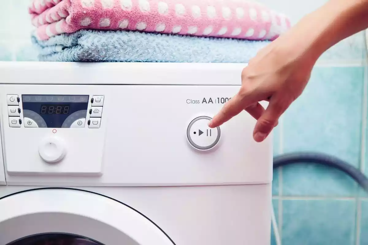Imagen de una persona poniendo una lavadora.