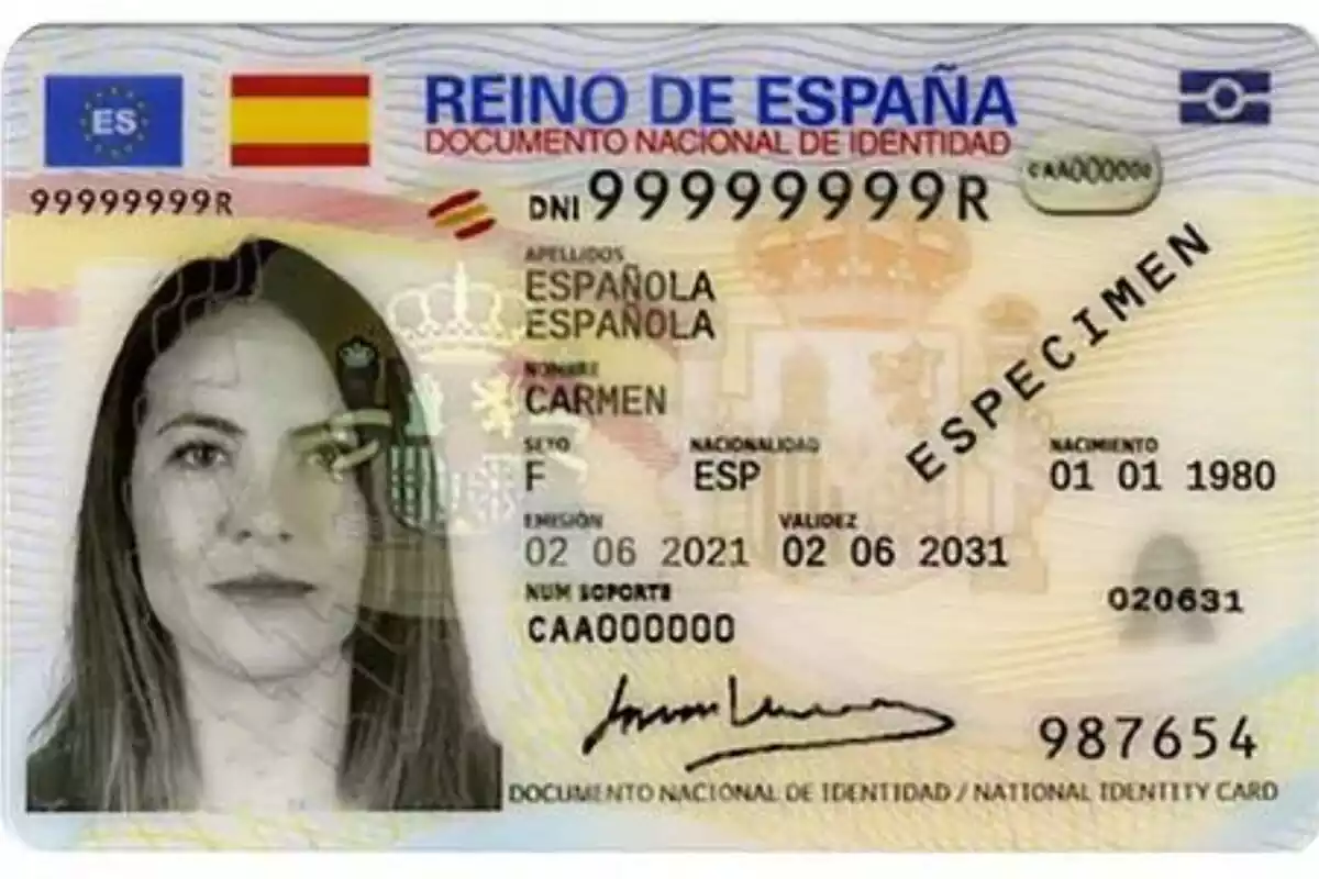 Ejemplo de DNI español con la foto de una mujer