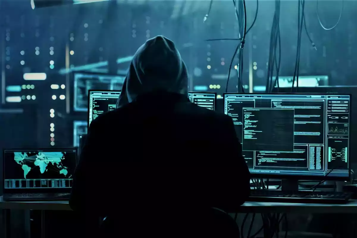 Hacker frente al ordenador