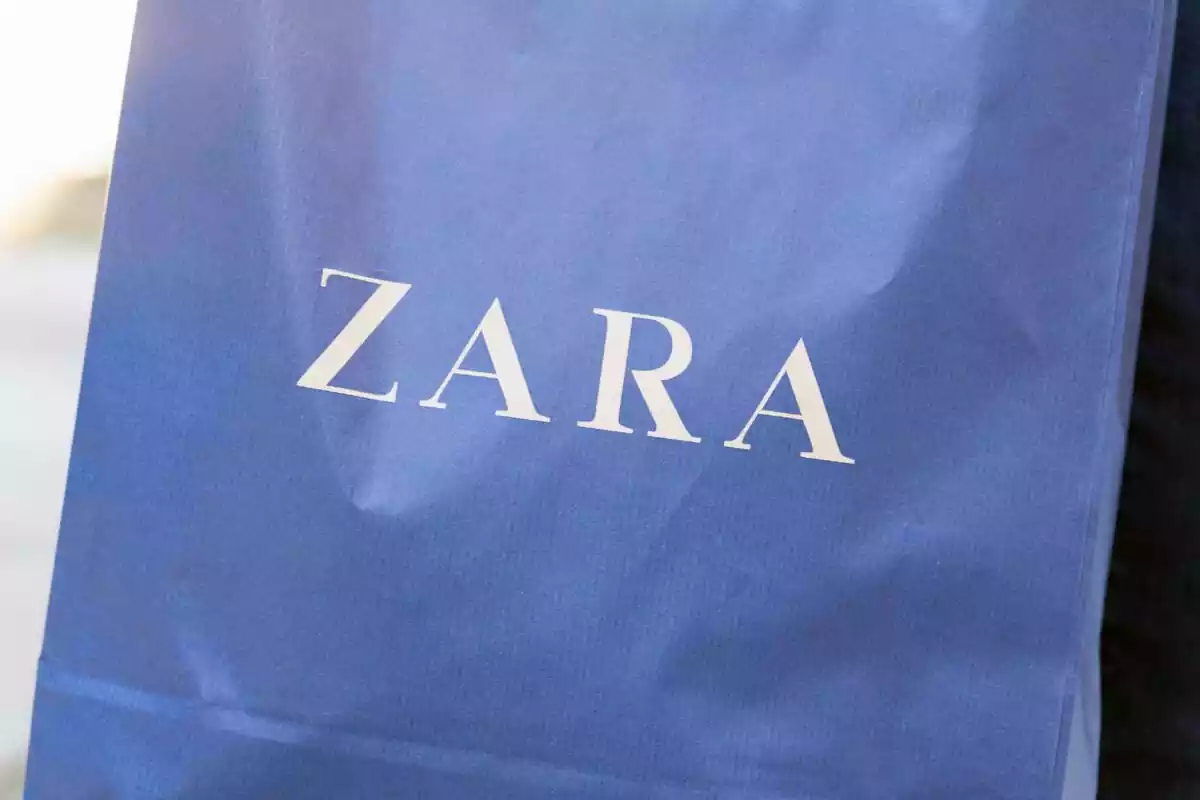 Una bolsa azul de Zara con el logo antiguo de la empresa