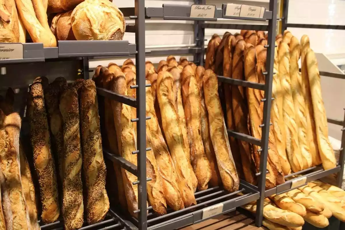 Panes de varios tamaños y baguettes en un supermercado