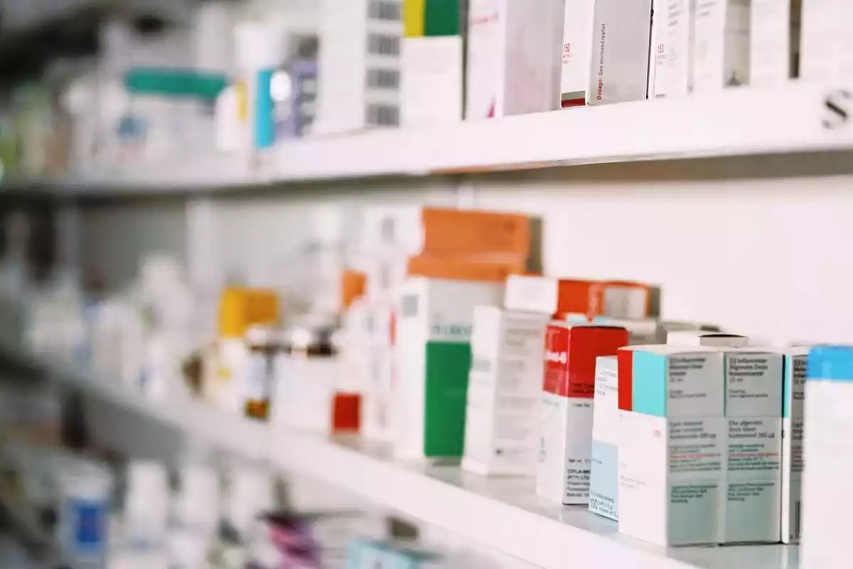 Cajas de varios medicamentos en una farmacia