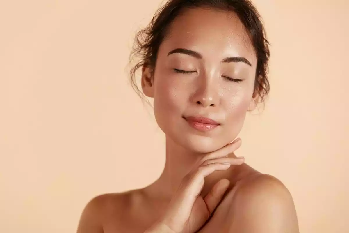 Mujer asiatica con la piel reluciente