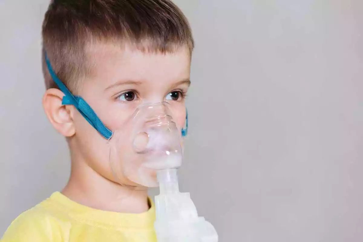 Niño con un respirador