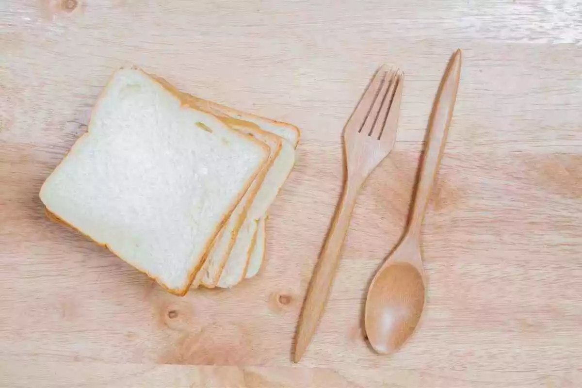 Pan de molde blanco con dos utensilios de cocina de madera