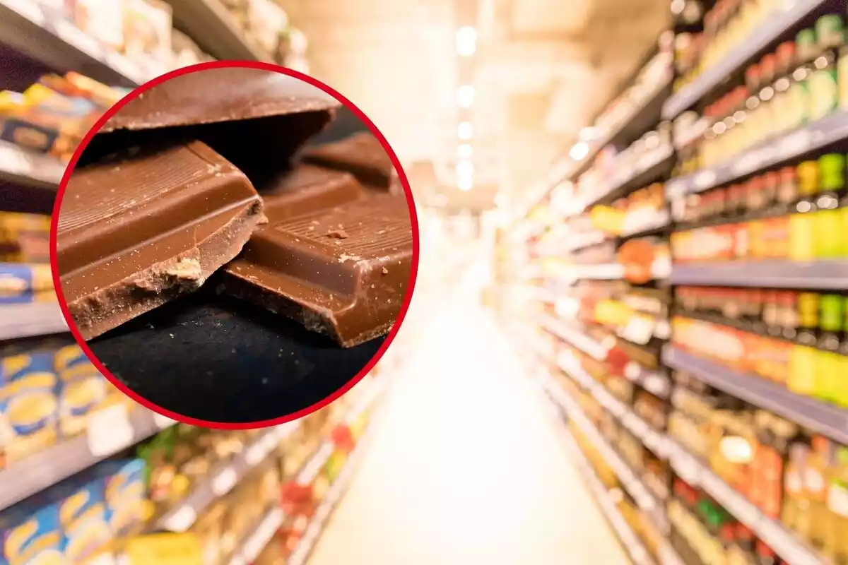 Trozos de chocolate en un montaje con el pasillo de un supermercado