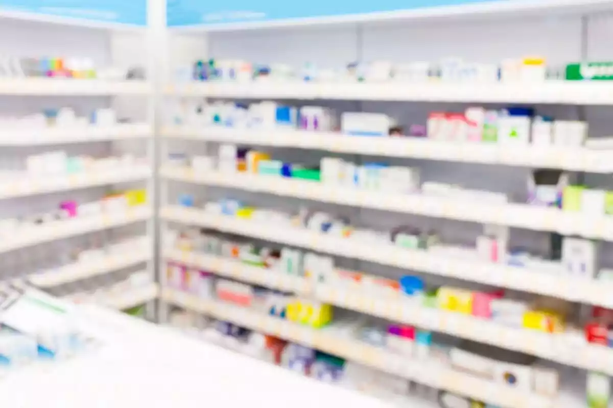 Una estantería de una farmacia llena de fármacos y otros productos
