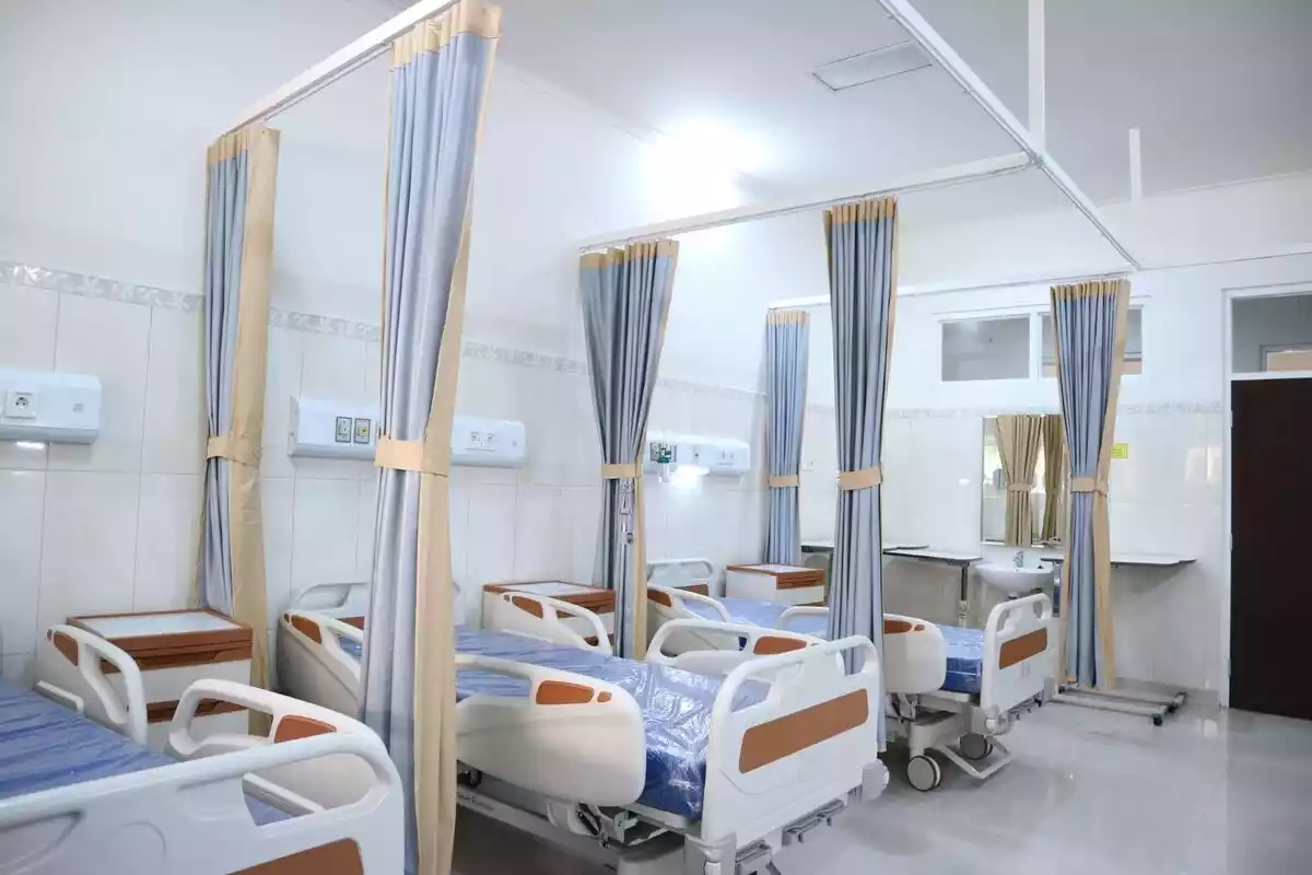 Camas de hospital con cortinas y luces