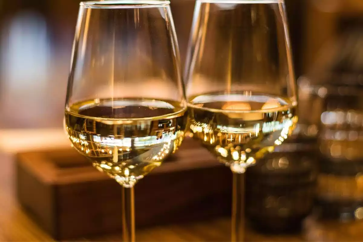 Dos copas transparentes de vino blanco