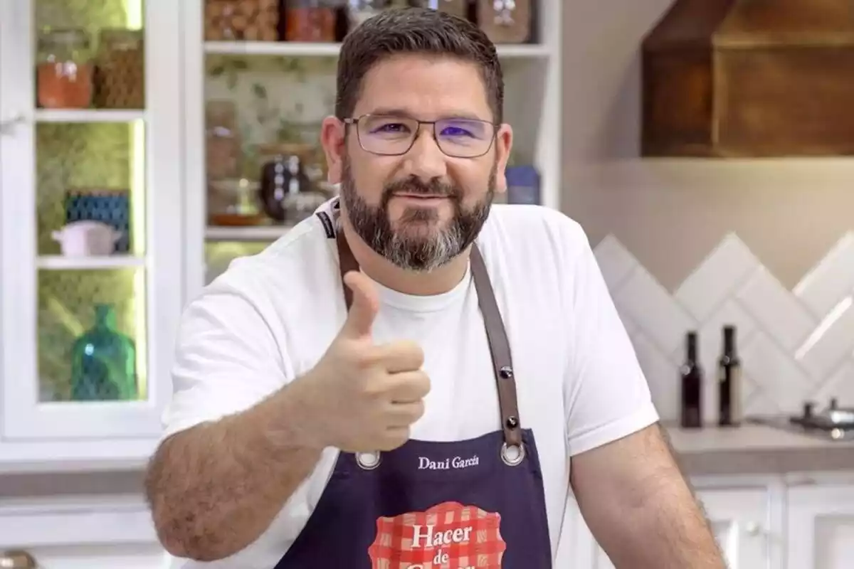 El chef Dani García en primer plano levantando el pulgar