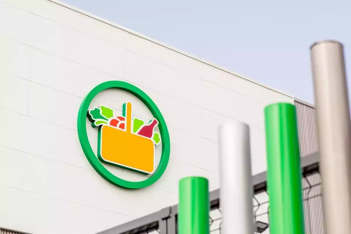 Logo de Mercadona en verde y amarillo sobre una tienda