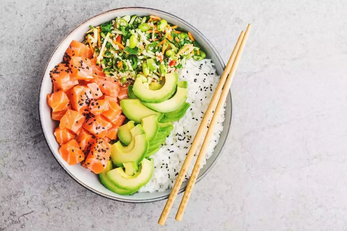 Poke bowl con arroz, salmón, aguacate y verduras