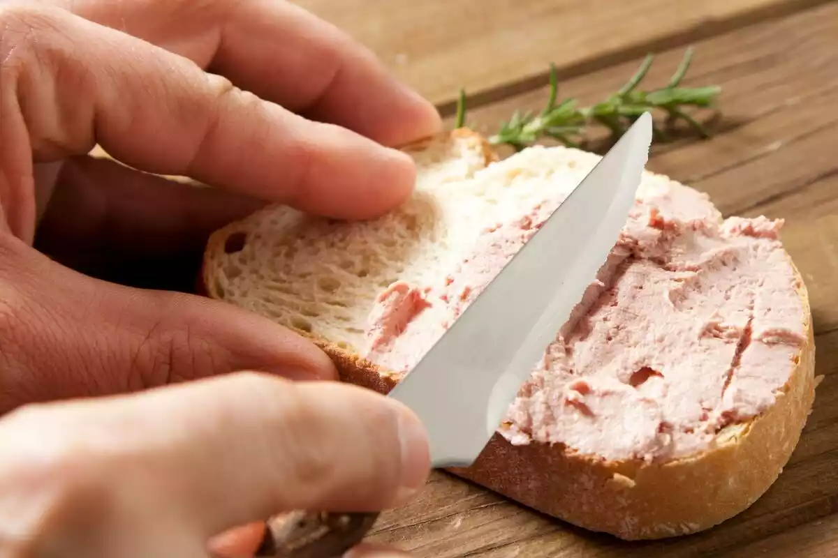 Una rebanada de pan con foi gras de pato y un cuchillo