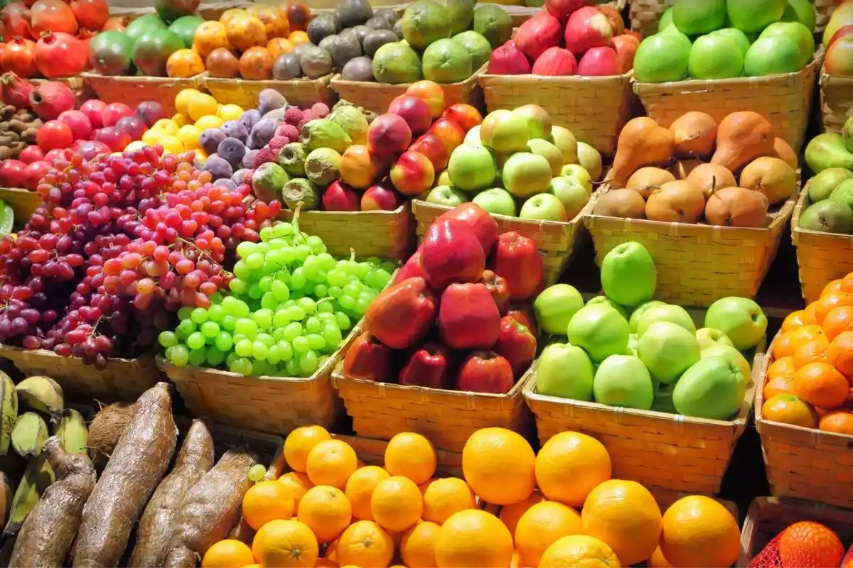 Varios tipos de fruta y verdura en un supermercado